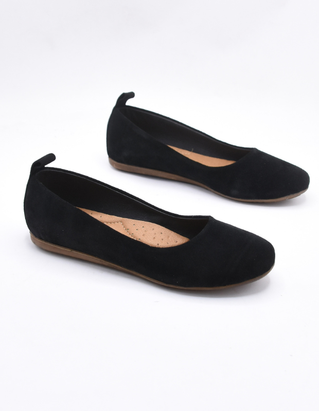 נעל בובה נוגה